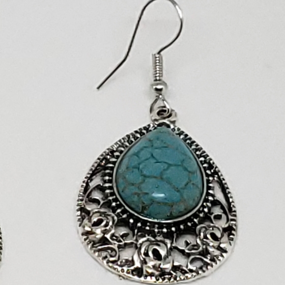 NWT Beautiful Turquoise Stone Silver Earrings - Picture 6 of 9